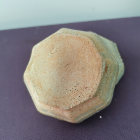 古玩陶瓷宋代青白釉花卉紋八方粉盒拍賣,當前價格1700元
