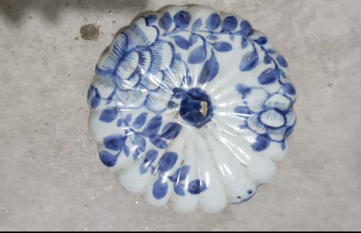 古玩陶瓷清中期青花瓜棱蓋盒拍賣,當前價格150元