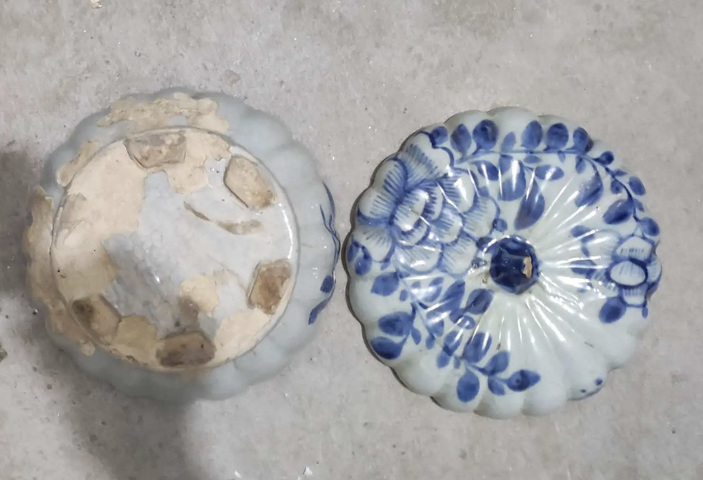 古玩陶瓷清中期青花瓜棱蓋盒拍賣,當前價格150元
