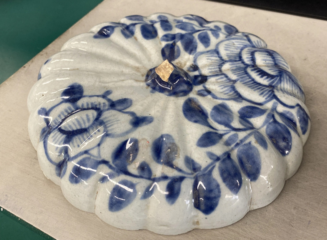 古玩陶瓷清中期青花瓜棱蓋盒拍賣,當前價格150元