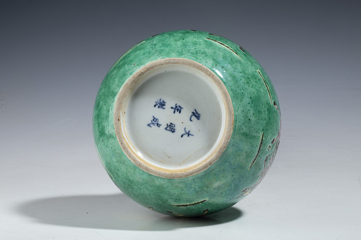 古玩陶瓷晚清·綠地素三彩三英戰呂布故事精品圖瓶拍賣，當前價格26000元