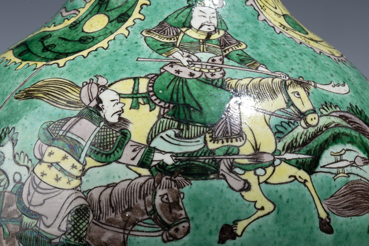 古玩陶瓷晚清·綠地素三彩三英戰呂布故事精品圖瓶拍賣，當前價格26000元