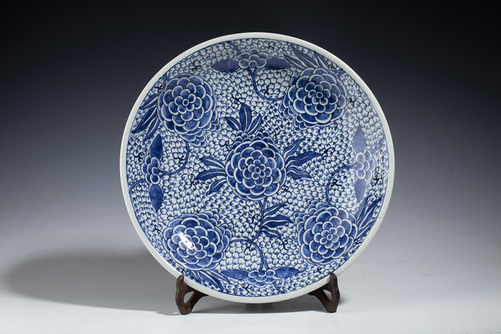 ※中国古美術/中国青花纏枝牡丹紋陶製枕/ An extremely rare blue and white 'peony' jar, guan, Yuan