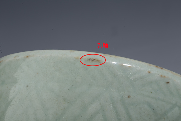 古玩陶瓷清中·豆青釉暗刻菱格紋筒式爐拍賣,當前價格2300元
