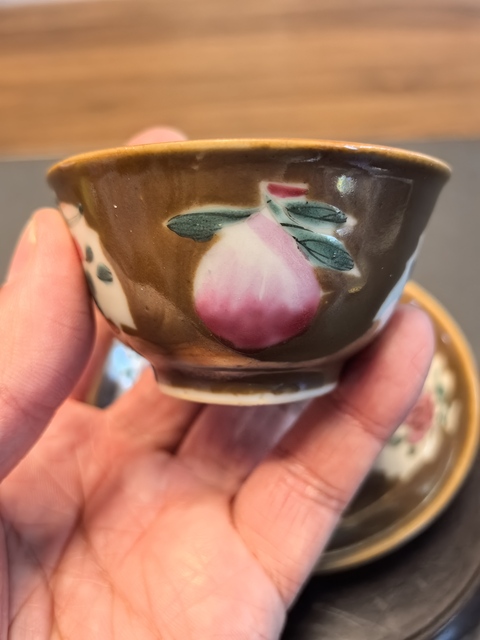 古玩陶瓷雍正紫金釉粉彩壽桃圖杯碟拍賣，當前價格1880元