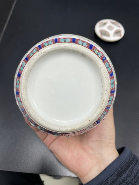 古玩陶瓷民國·粉彩仕女嬰戲圖鼓釘罐拍賣,當前價格980元