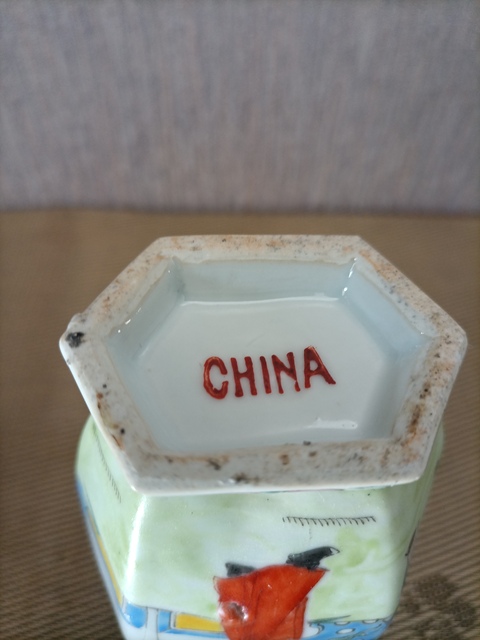 古玩陶瓷人物粉彩六方瓶拍賣,當(dāng)前價(jià)格5555元