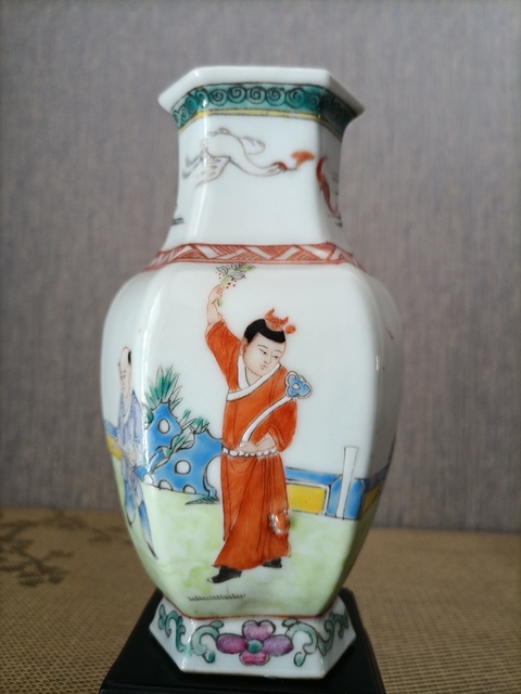 古玩陶瓷人物粉彩六方瓶拍賣,當(dāng)前價(jià)格5555元