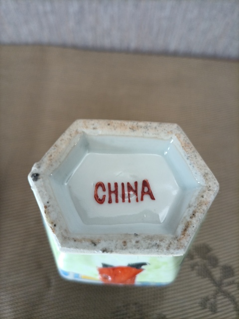古玩陶瓷人物粉彩六方瓶拍賣,當(dāng)前價(jià)格5555元