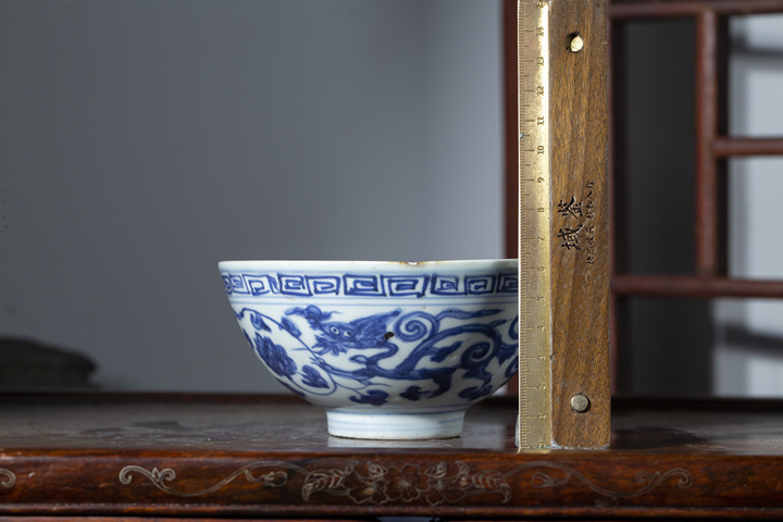 古玩陶瓷明嘉萬·青花螭龍穿蓮紋碗真品鑒賞圖