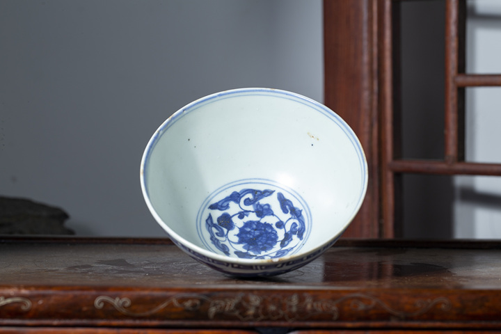 古玩陶瓷明嘉萬·青花螭龍穿蓮紋碗真品鑒賞圖
