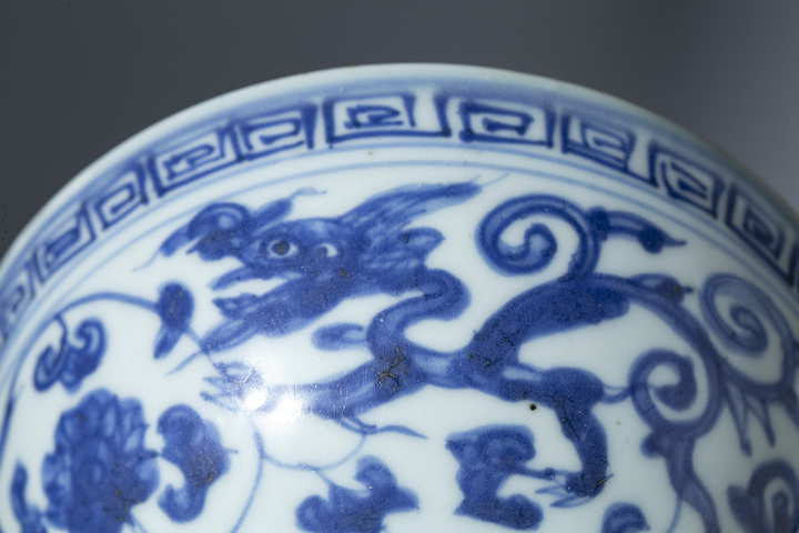 古玩陶瓷明嘉萬·青花螭龍穿蓮紋碗真品鑒賞圖