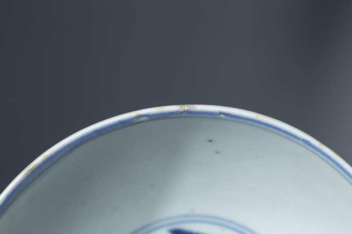古玩陶瓷明嘉萬·青花螭龍穿蓮紋碗真品鑒賞圖