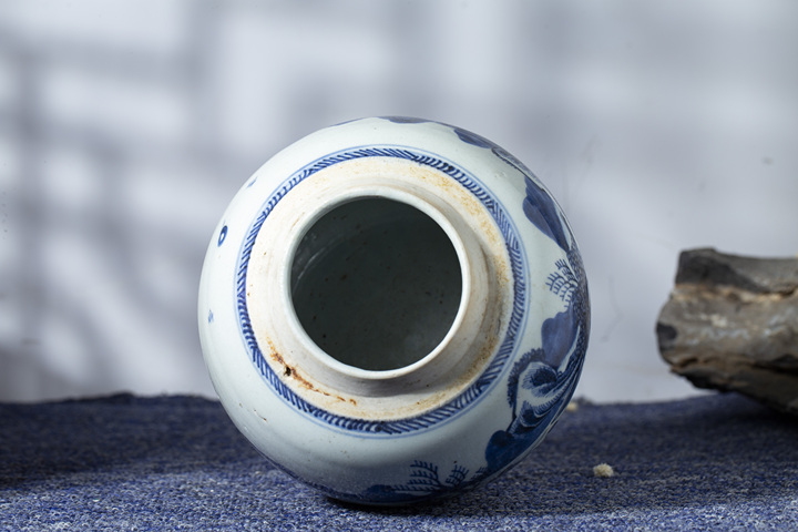 古玩陶瓷清乾隆·青花山水人物紋罐真品鑒賞圖