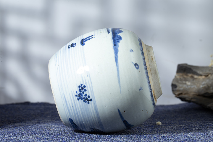 古玩陶瓷清乾隆·青花山水人物紋罐真品鑒賞圖