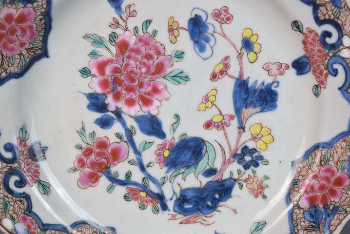 古玩陶瓷清雍乾青花加彩花卉紋花口盤真品鑒賞圖