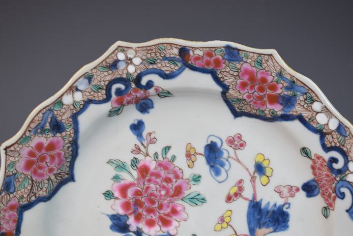 古玩陶瓷清雍乾青花加彩花卉紋花口盤真品鑒賞圖