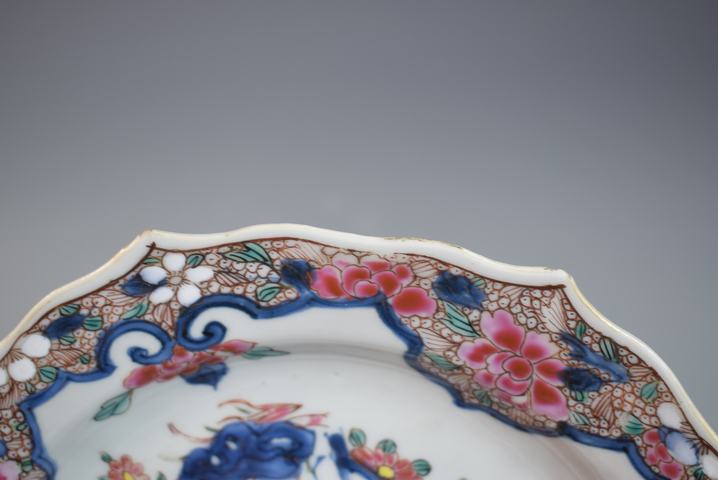 古玩陶瓷清雍乾青花加彩花卉紋花口盤真品鑒賞圖