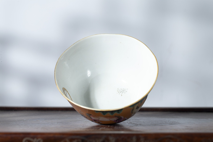 古玩陶瓷清同治·珊瑚紅地粉彩駿馬圖花口碗拍賣,當前價格338元