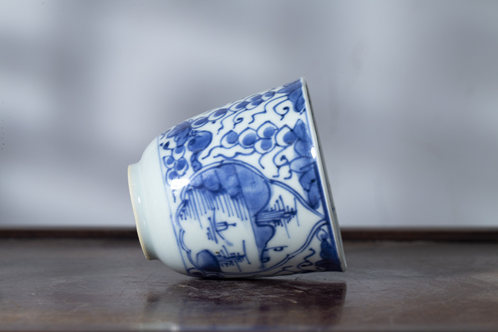 古玩陶瓷清康熙·青花松鼠葡萄開窗山水紋杯碟
真品鑒賞圖