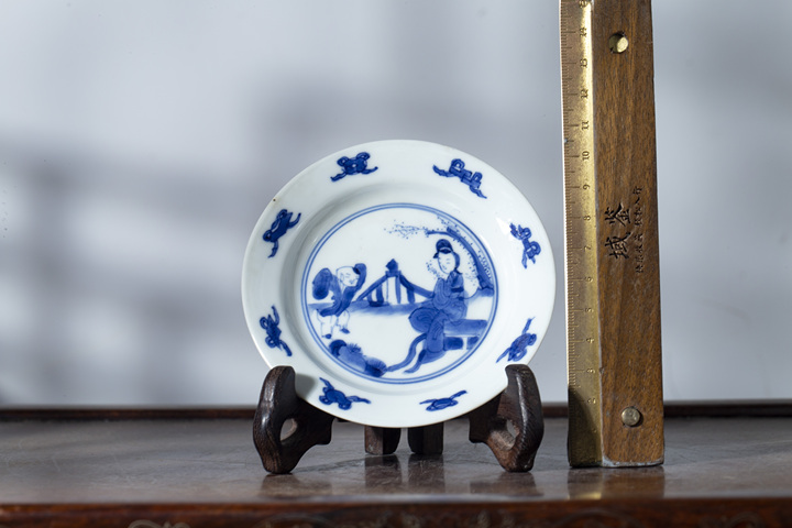 古玩陶瓷清康熙·青花三娘教子紋小碟拍賣,當前價格624元