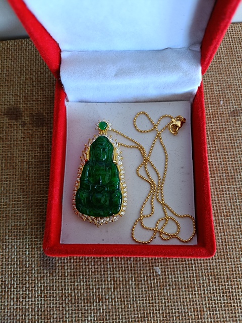 域鉴古玩】精品翡翠正冰种帝王绿观音镏金镶嵌吊坠（配珠非A） 总