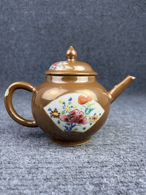 古玩陶瓷紫金釉開窗粉彩花卉紋茶壺拍賣，當(dāng)前價格4988元