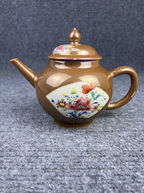 古玩陶瓷紫金釉開窗粉彩花卉紋茶壺拍賣，當(dāng)前價格4988元