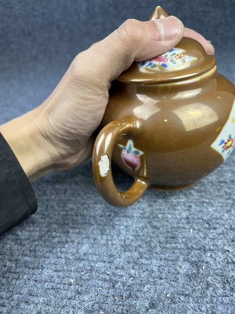 古玩陶瓷紫金釉開窗粉彩花卉紋茶壺拍賣，當(dāng)前價格4988元