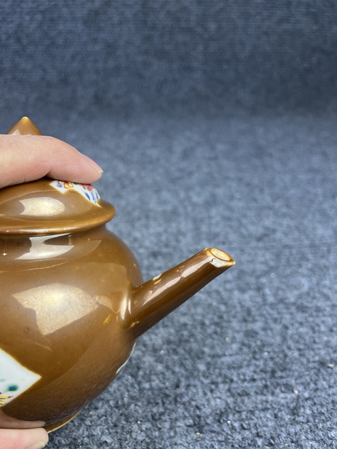 古玩陶瓷紫金釉開窗粉彩花卉紋茶壺拍賣，當(dāng)前價格4988元