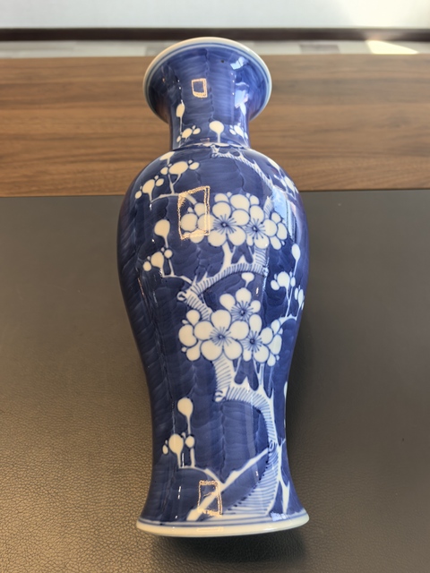 古玩陶瓷極品中國製官窯底款青花冰梅圖觀音瓶拍賣,當(dāng)前價(jià)格1680元