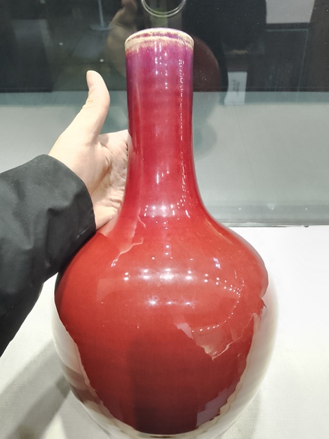 域鉴古玩】朱砂红釉天球瓶鉴定结果_朱砂红釉天球瓶真假鉴别