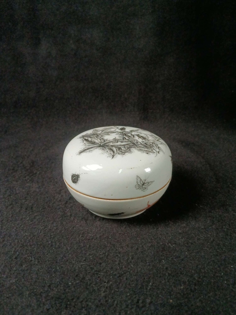 古玩陶瓷蟲草紋墨彩印泥盒拍賣，當(dāng)前價(jià)格1680元