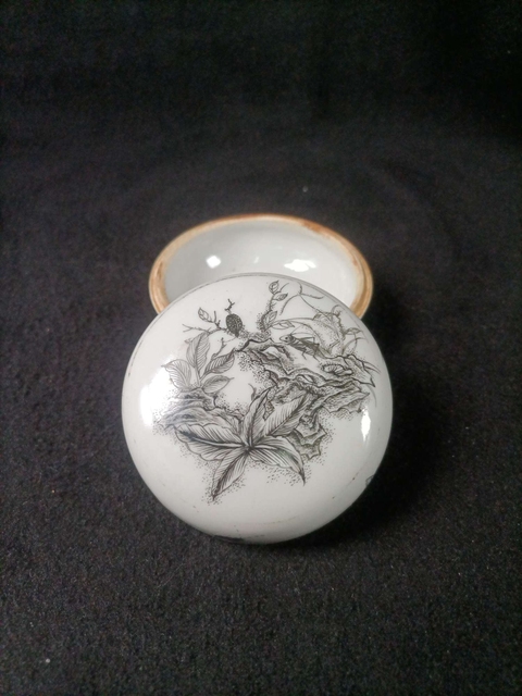 古玩陶瓷蟲草紋墨彩印泥盒拍賣，當(dāng)前價(jià)格1680元