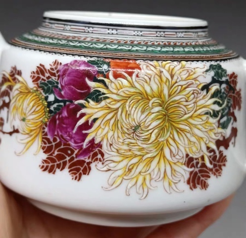 古玩陶瓷1954年 王步出品 粉彩菊花紋茶壺拍賣,當前價格489600元