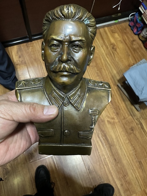 偉人像拍賣，當前價格999元