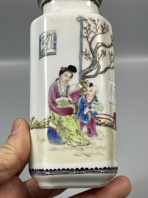 古玩陶瓷民國三娘教子圖粉彩四方臥角瓶拍賣，當(dāng)前價格9800元