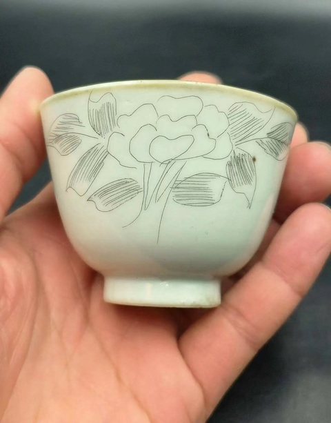 古玩陶瓷花卉紋刻瓷杯拍賣,當前價格499元