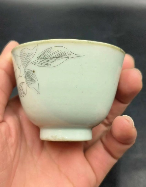 古玩陶瓷花卉紋刻瓷杯拍賣,當前價格499元