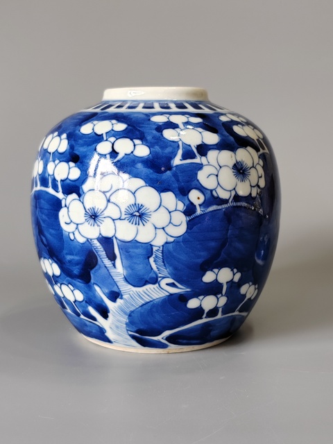 古玩陶瓷晚清·青花留白冰梅紋罐真品鑒賞圖
