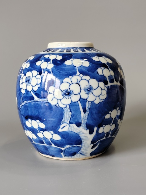 古玩陶瓷晚清·青花留白冰梅紋罐真品鑒賞圖