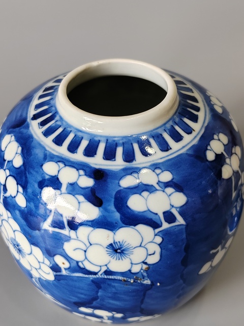 古玩陶瓷晚清·青花留白冰梅紋罐真品鑒賞圖