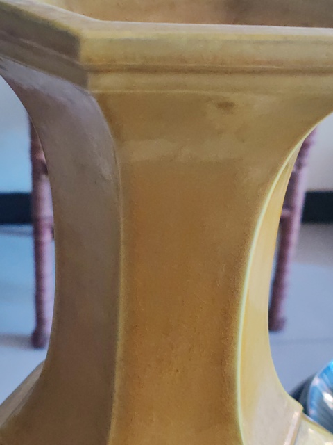 古玩陶瓷黃釉瓶拍賣，當(dāng)前價(jià)格3500元