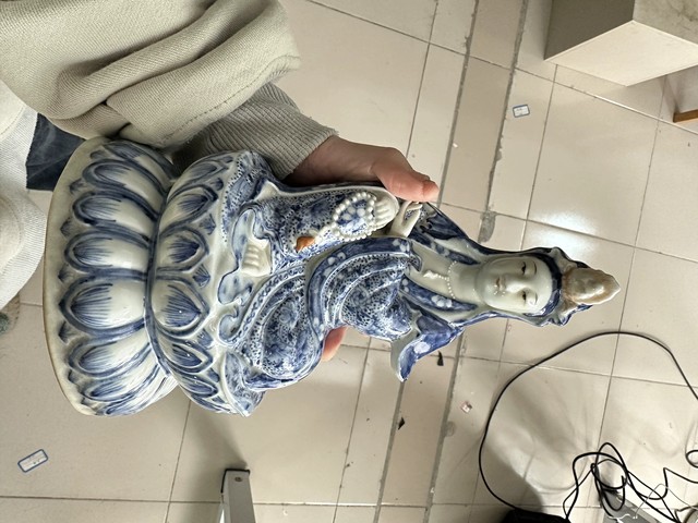 古玩陶瓷青花花卉紋觀音瓷像（附有催凱老師的保真卡）拍賣，當前價格80000元