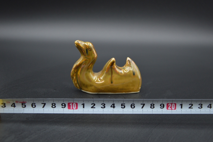 古玩陶瓷【7080年代】駱駝瓷塑筆架拍賣，當前價格899元