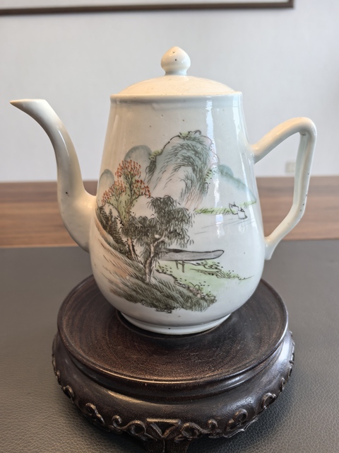 古玩陶瓷名家淺絳彩山水人物茶壺拍賣,當(dāng)前價(jià)格750元