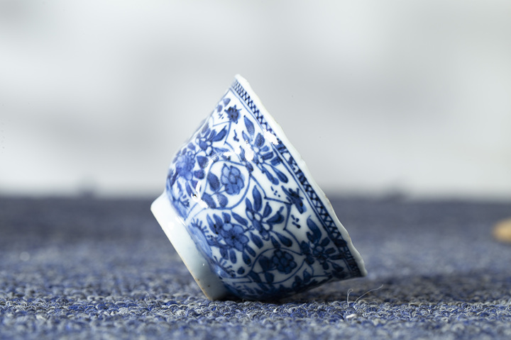 古玩陶瓷清康熙·青花開窗花卉紋花口杯拍賣,當(dāng)前價格948元
