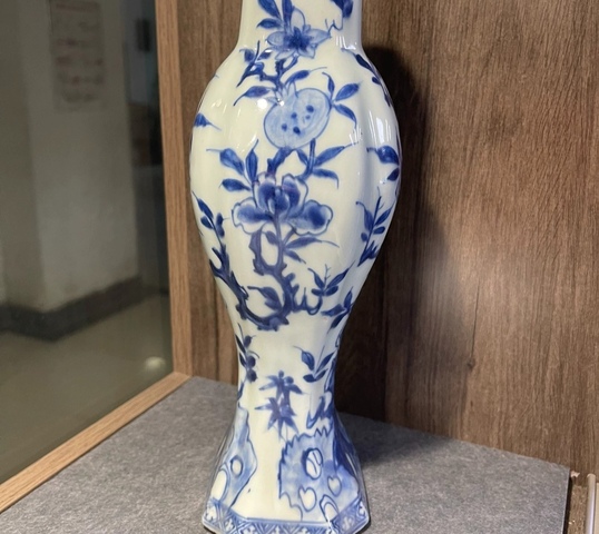 古玩陶瓷清康熙青花三多紋瓶拍賣,當(dāng)前價(jià)格29800元