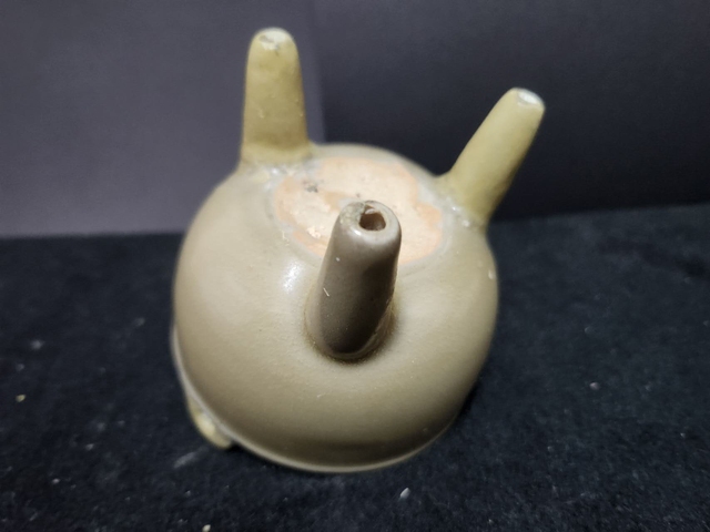 古玩陶瓷館藏級精品北宋龍泉青瓷筆管鼎式爐拍賣,當前價格5980元