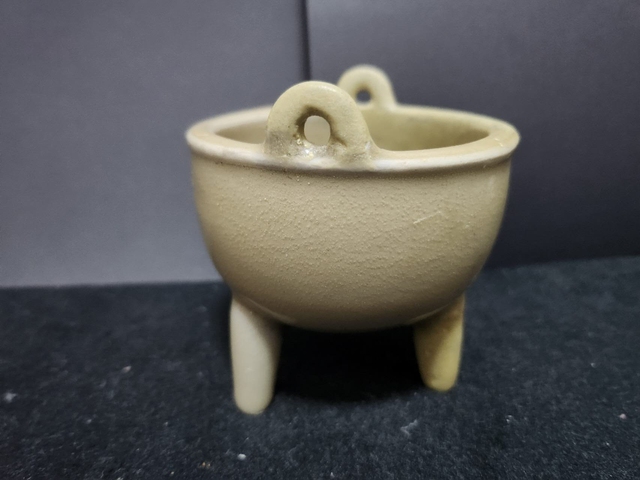 古玩陶瓷館藏級精品北宋龍泉青瓷筆管鼎式爐拍賣,當前價格5980元